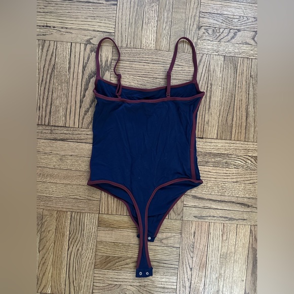 SKIMS FITS EVERYBODY CONTRAST TRIM SCOOP NECK BODYSUIT | NAVY/BURGUNDY - MEDIUM - Picture 3 of 3